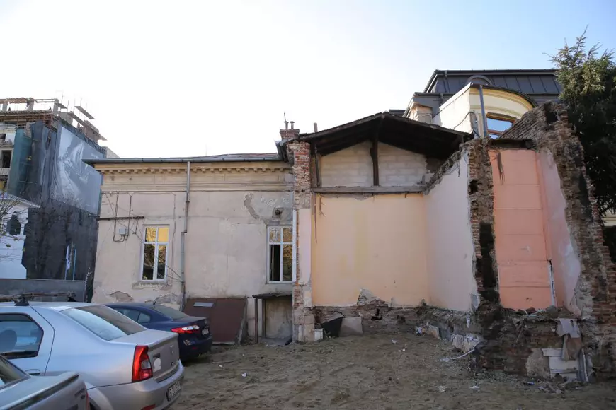 Cum va arăta o clădire modernă, de cinci etaje, construită pe Calea Victoriei, printre monumente istorice și clădiri de patrimoniu. Proiectul e în dezbatere publică