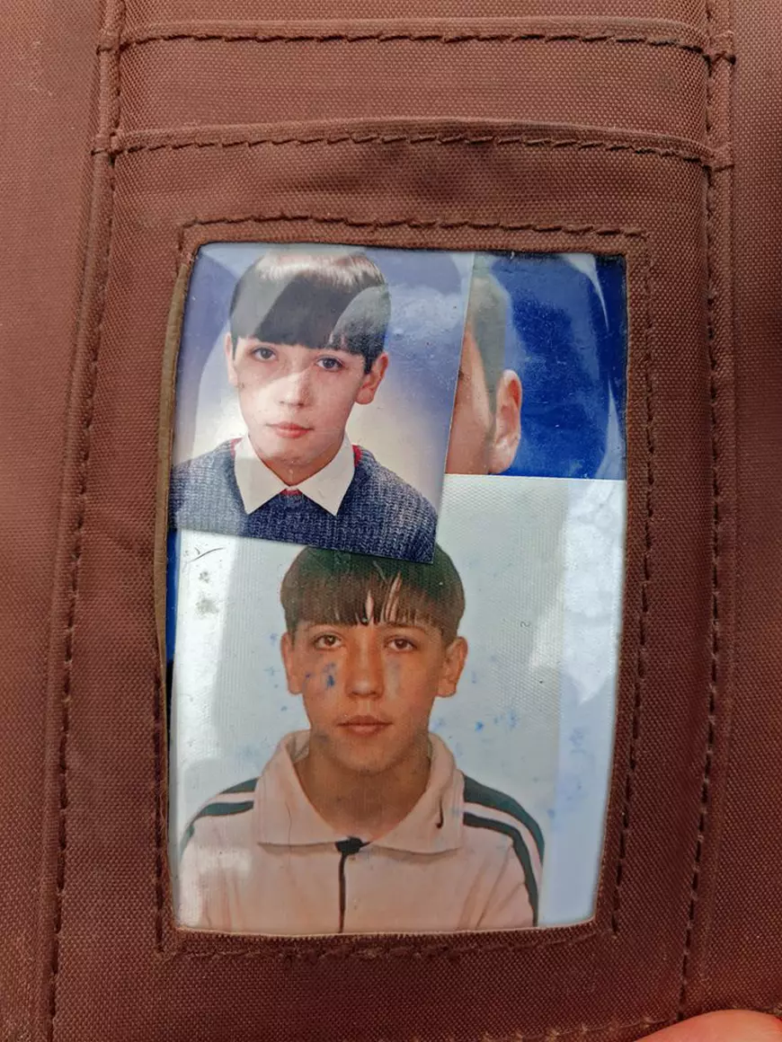 „Mormântul” din gura de canal. Rudele eroilor retrăiesc durerea la locul în care a fost aruncată cenușa trupurilor furate de la morga din Timișoara. „Măcar să se mai liniștească morții până vor fi găsiți vinovații”