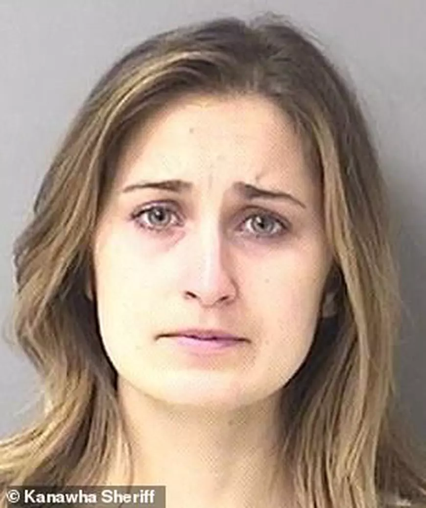 O fostă Miss i-a trimis fotografii indecente unui elev de 15 ani