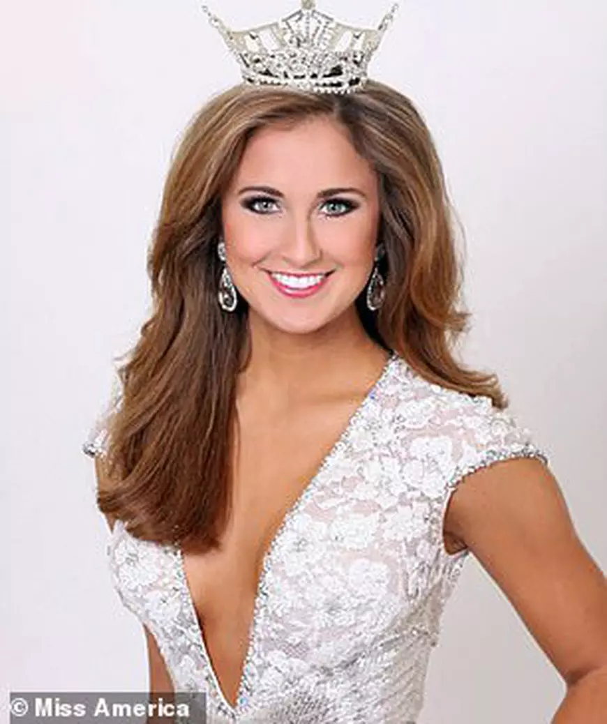 O fostă Miss i-a trimis fotografii indecente unui elev de 15 ani