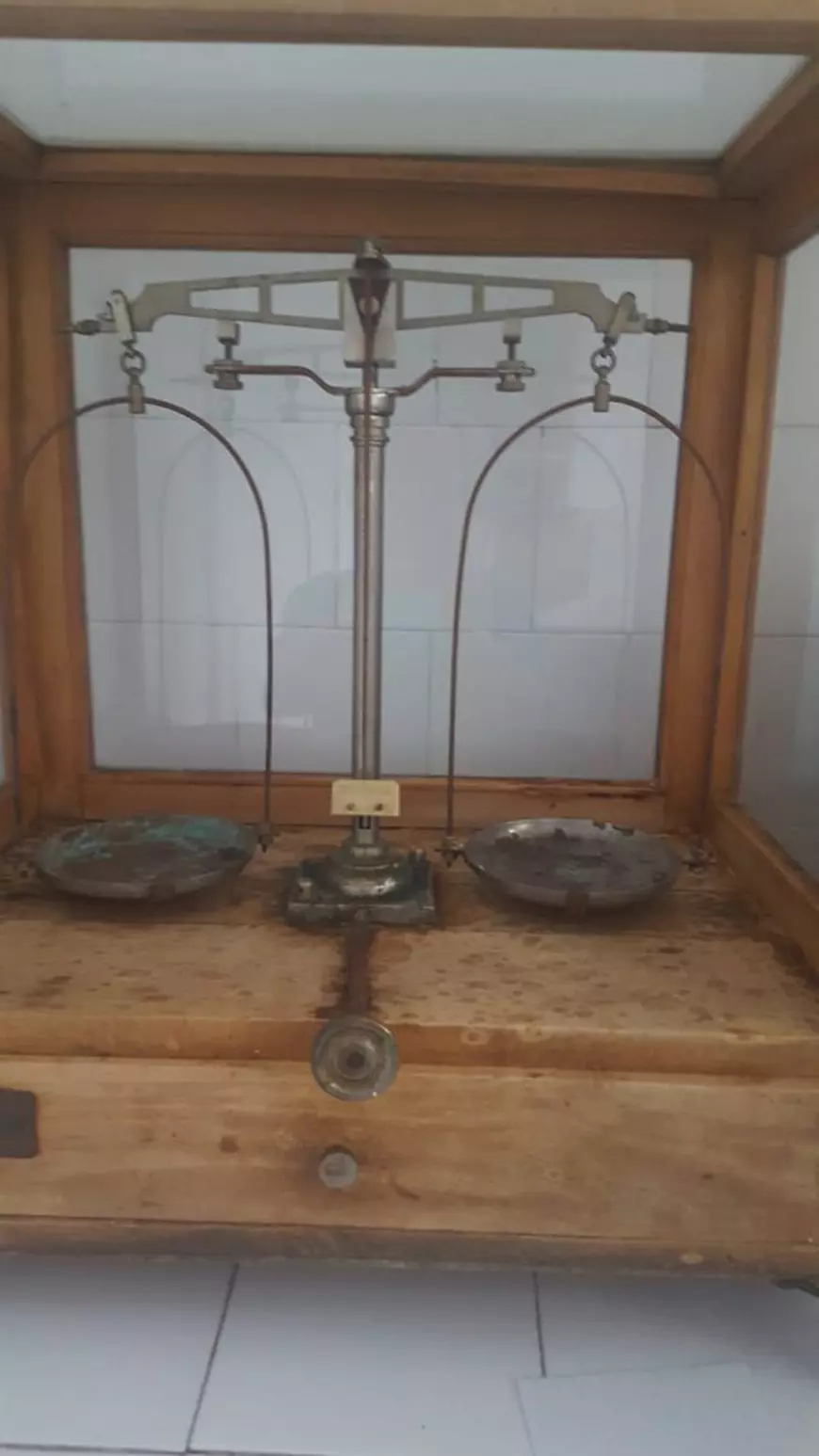 La Spitalul Municipal Câmpia Turzii, echipamentele de laborator ruginite sunt folosite zilnic, dar sunt ascunse la controale. O asistentă medicală a avut curajul să facă totul public