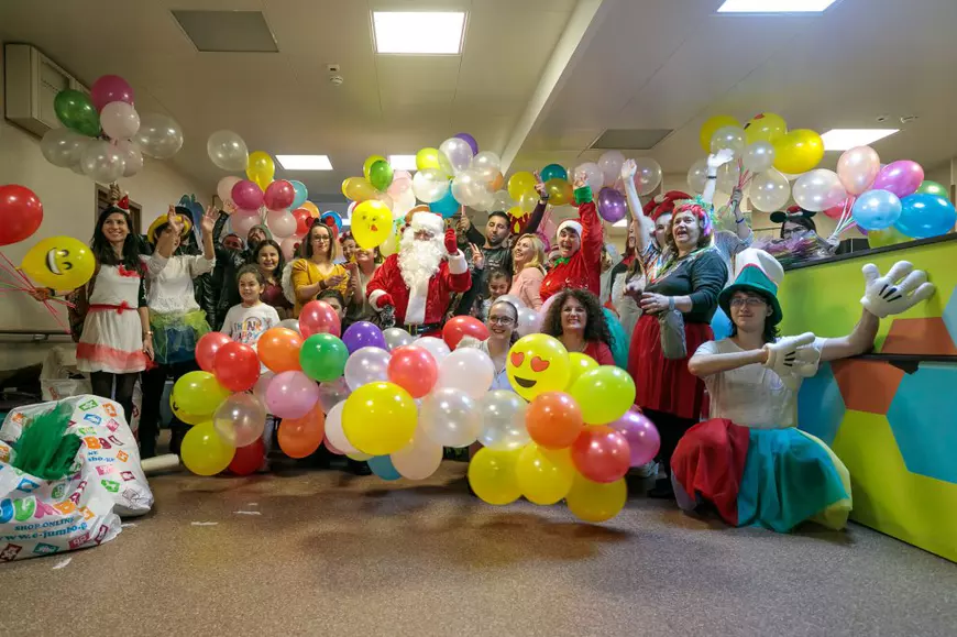 Surpriza pe care un taximetrist a făcut-o copiilor care își petrec Crăciunul în spital