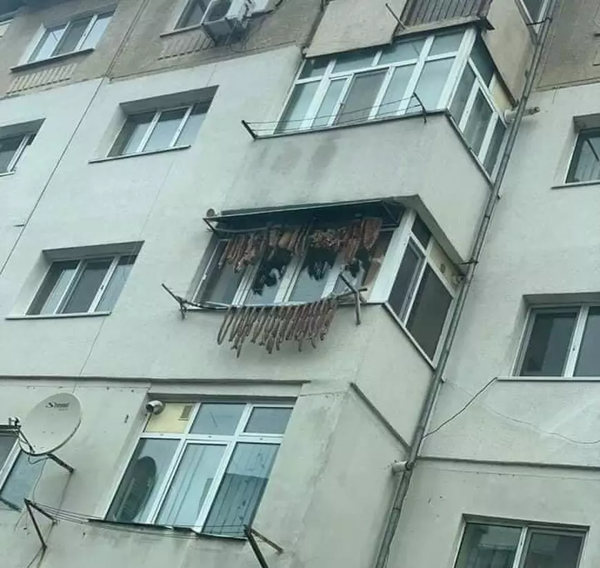 Vin sărbătorile! Slănină și cârnați puși la uscat, pe balcon