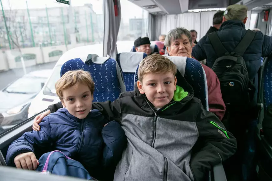 „Mormântul” din gura de canal. Rudele eroilor retrăiesc durerea la locul în care a fost aruncată cenușa trupurilor furate de la morga din Timișoara. „Măcar să se mai liniștească morții până vor fi găsiți vinovații”