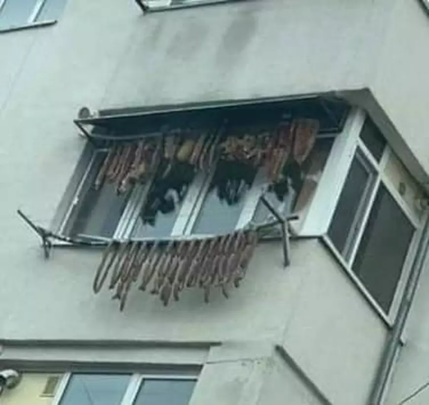 Vin sărbătorile! Slănină și cârnați puși la uscat, pe balcon