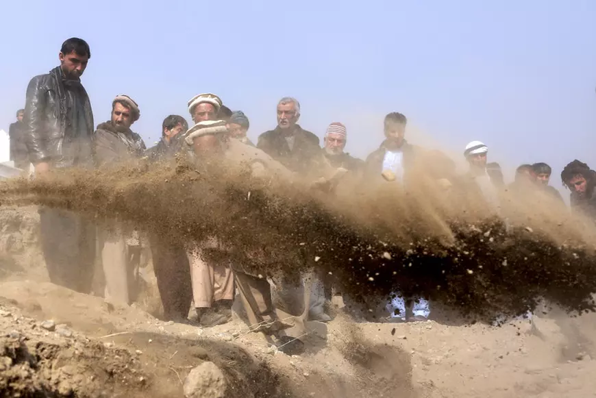 10 membri ai unei familii, aflați în drum spre o înmormântare, uciși de o bombă în Afganistan