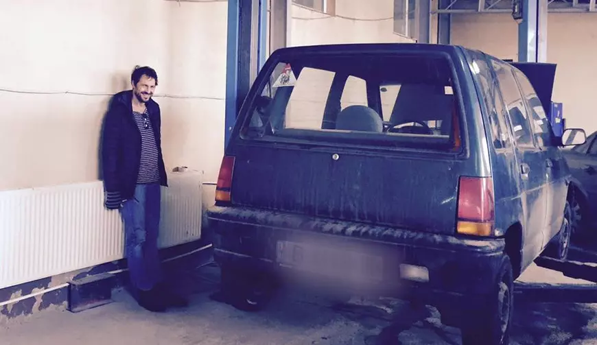 Astăzi conduc limuzine însă nu pot uita primele lor ”autoturisme” Ce mașini au condus vedetele cândva!