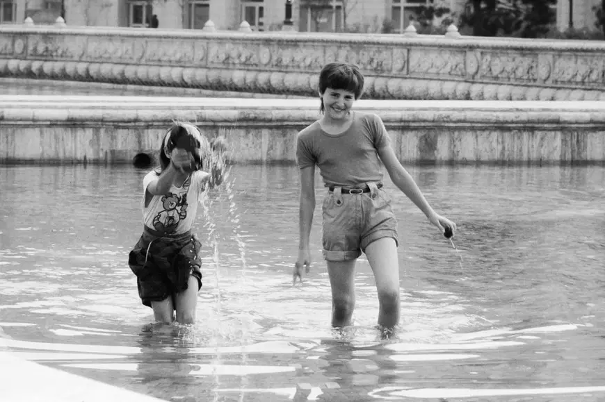Bucureștiul liber de acum 30 de ani, fotografiat de un japonez aventurier: “Am văzut mulți oameni frumoși și liberi în acele zile”