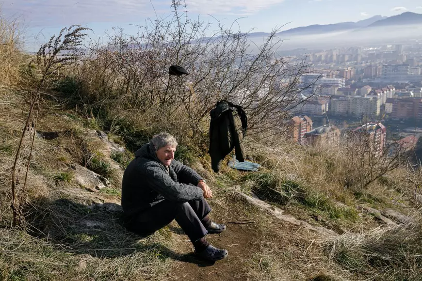 Povestea bărbatului care locuiește de 5 ani într-un cort, pe Dealul Melcilor din Brașov: “Crăciun, Revelion, Paști sunt șterse de la mine de pe hârtie”