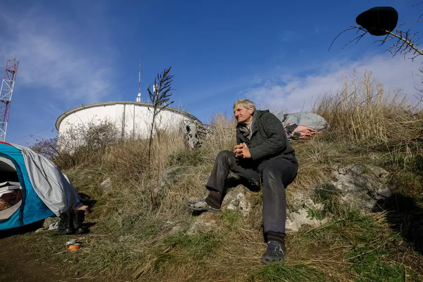 Povestea bărbatului care locuiește de 5 ani într-un cort, pe Dealul Melcilor din Brașov: “Crăciun, Revelion, Paști sunt șterse de la mine de pe hârtie”