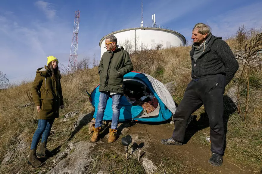 Povestea bărbatului care locuiește de 5 ani într-un cort, pe Dealul Melcilor din Brașov: “Crăciun, Revelion, Paști sunt șterse de la mine de pe hârtie”