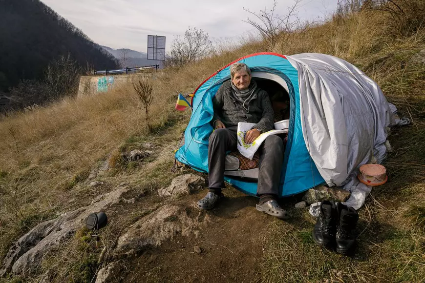 Povestea bărbatului care locuiește de 5 ani într-un cort, pe Dealul Melcilor din Brașov: “Crăciun, Revelion, Paști sunt șterse de la mine de pe hârtie”