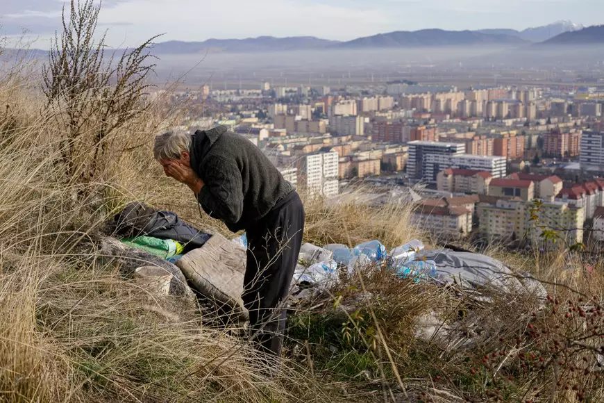 Povestea bărbatului care locuiește de 5 ani într-un cort, pe Dealul Melcilor din Brașov: “Crăciun, Revelion, Paști sunt șterse de la mine de pe hârtie”