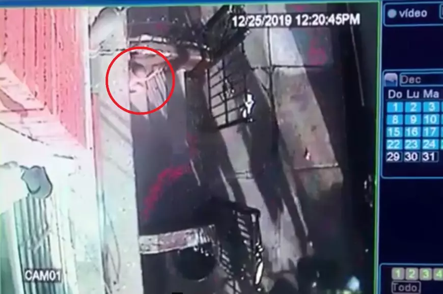 Momentul în care bebelușul a reușit să iasă din clădire / sursă foto: captură video imagini de supraveghere / New York Post