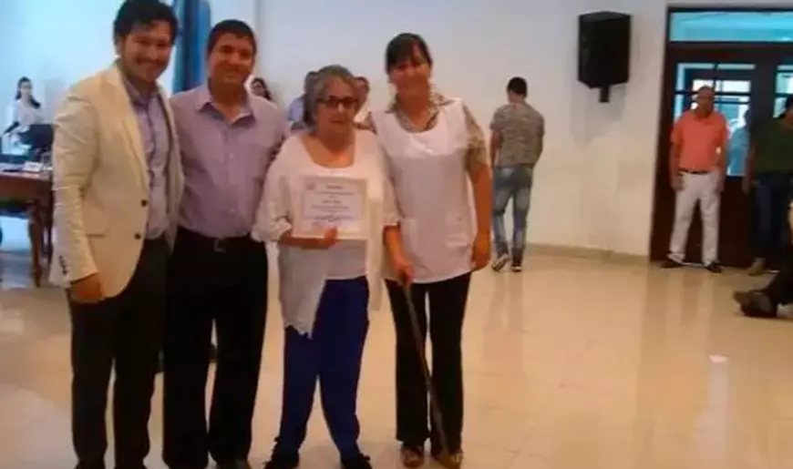 O femeie de 80 de ani din Argentina s-a reapucat de școală ca să-și poată ajuta nepoții la teme