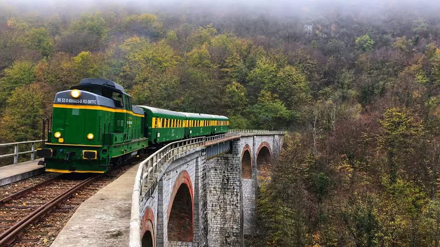 Mobilizare de excepție: 10.000 de oameni au salvat cea mai veche și mai spectaculoasă cale ferată din România