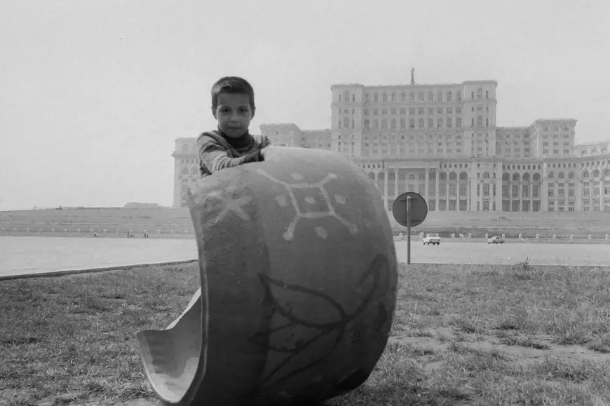 Bucureștiul liber de acum 30 de ani, fotografiat de un japonez aventurier: “Am văzut mulți oameni frumoși și liberi în acele zile”