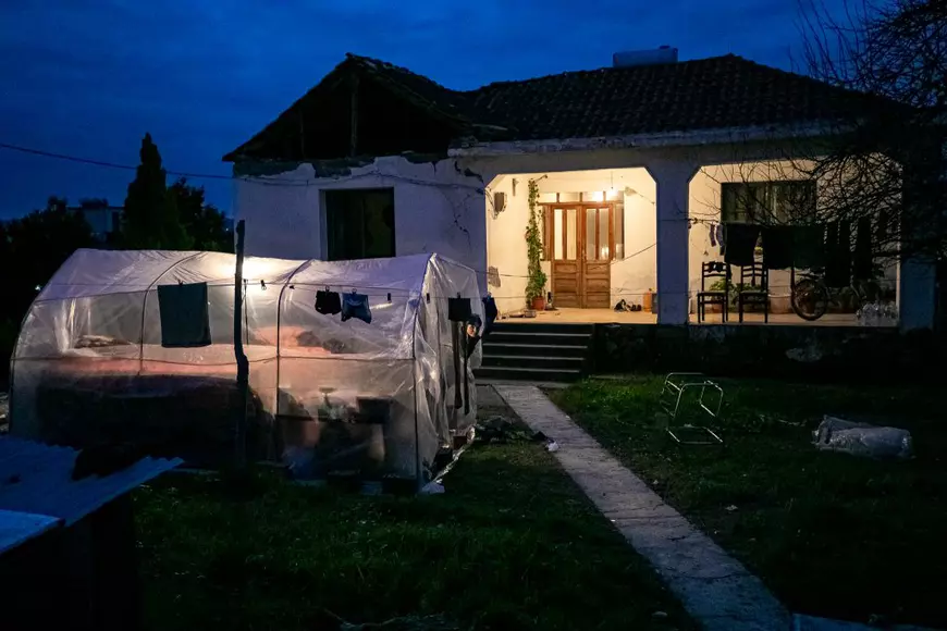 Pentru că nu mai poate locui în casă, o familie s-a mutat într-un cort de