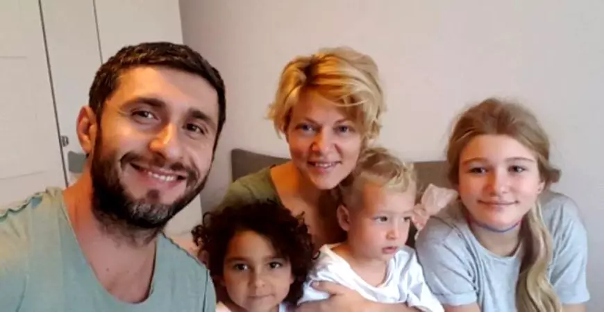 Dragoș Bucur face jumări și sarmale de Crăciun și așteaptă toate rudele acasă! “E o nebunie, ca în filmele italienești”