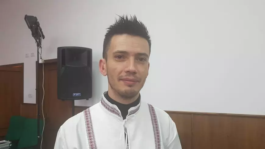 Corul Penitenciarului Vaslui. 12 deținuți, dirijați de un absolvent de Conservator, îi colindă pe angajații instituțiilor din județ