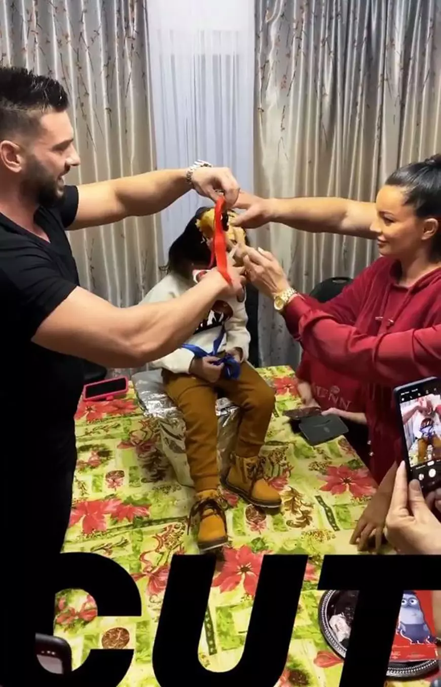 Dorian Popa și iubita lui, nașii unui băiețel. Cei doi i-au tăiat moțul finuțului lor, în ziua de Crăciun