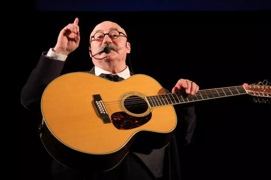 Victima unui accident stupid! Folkistul Doru Stănculescu și-a luxat genunchiul după ce a călcat într-un excrement de câine