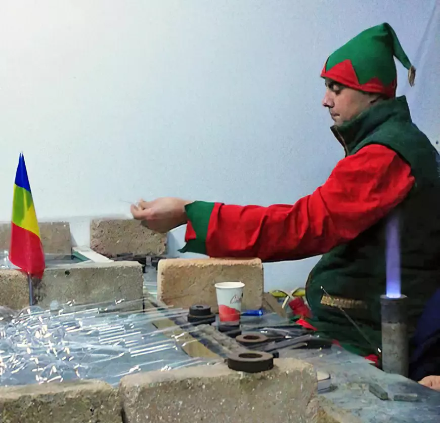 Cui îi e dor de globurile copilăriei? O fabrică din România se bate cu podoabele de Crăciun din China: „Ale noastre sunt opere de artă!”