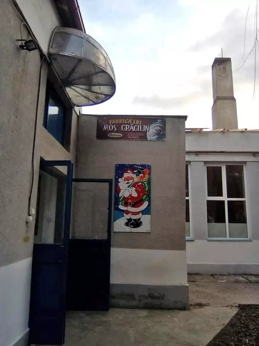 Cui îi e dor de globurile copilăriei? O fabrică din România se bate cu podoabele de Crăciun din China: „Ale noastre sunt opere de artă!”
