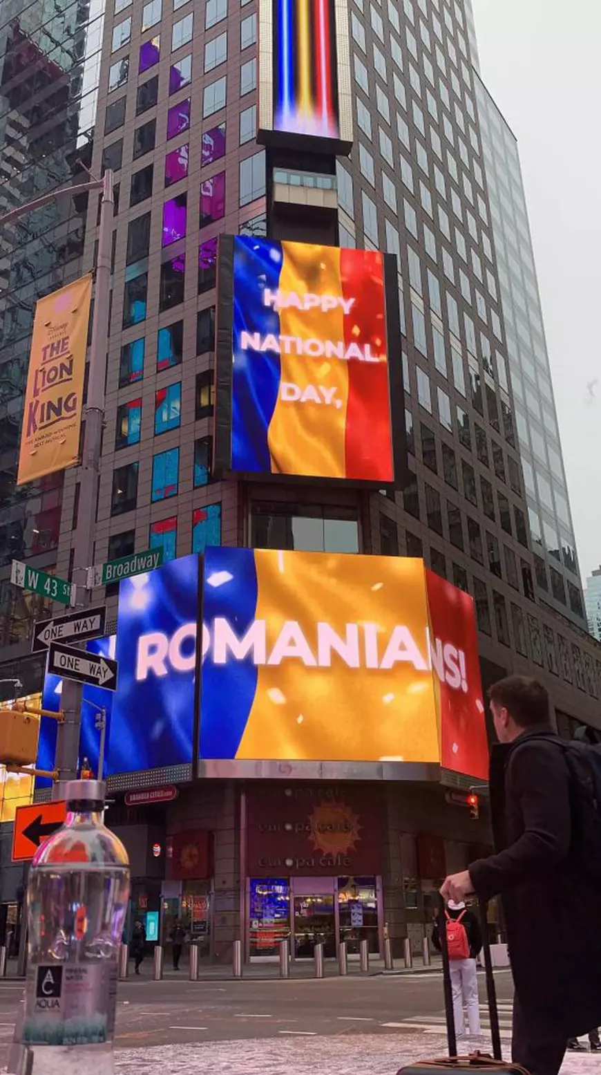 Cea mai înaltă clădire din lume și celebra Times Square, luminate în culorile României