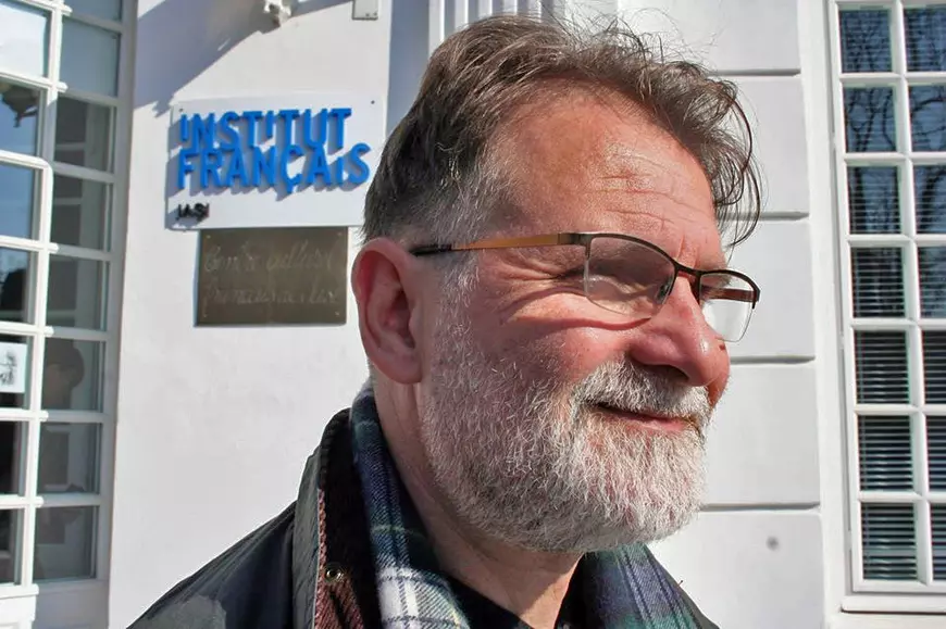 Poezia și umorul ca forme de supraviețuire. Scriitorul Florin Bican: „Versurile ar putea fi folosite ca un ghimpe cu care să scoți alt ghimpe care ți-a intrat în deget”