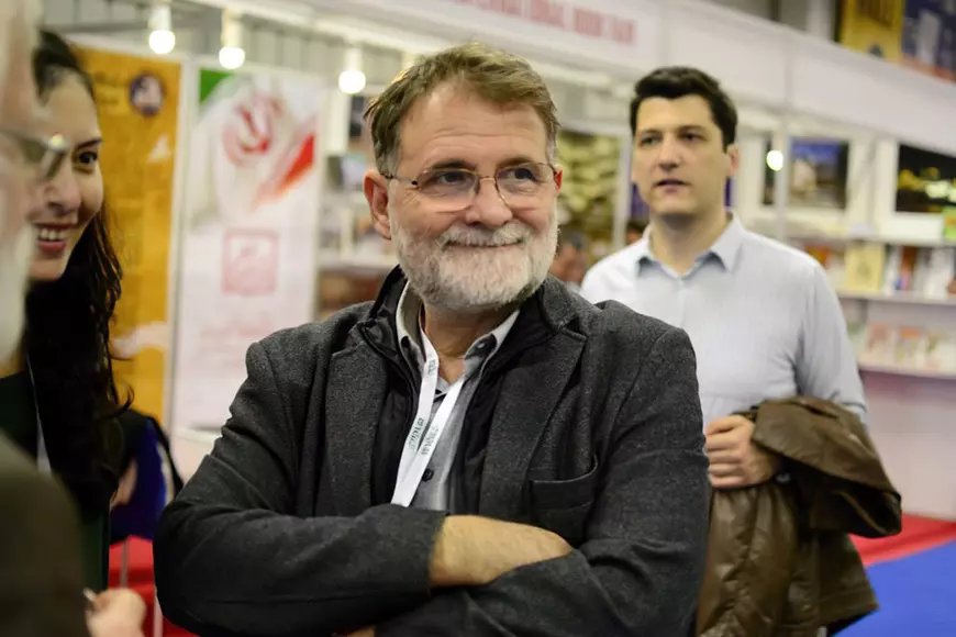 Poezia și umorul ca forme de supraviețuire. Scriitorul Florin Bican: „Versurile ar putea fi folosite ca un ghimpe cu care să scoți alt ghimpe care ți-a intrat în deget”