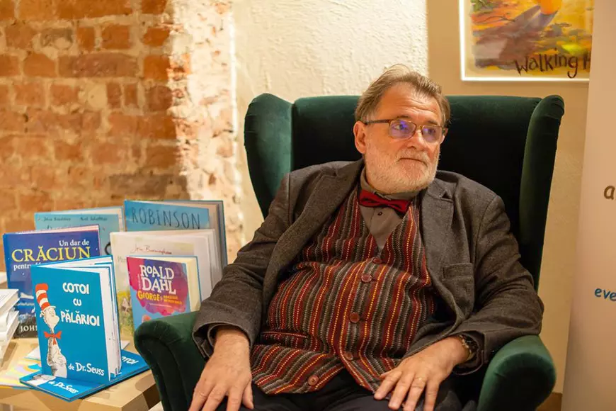 Poezia și umorul ca forme de supraviețuire. Scriitorul Florin Bican: „Versurile ar putea fi folosite ca un ghimpe cu care să scoți alt ghimpe care ți-a intrat în deget”