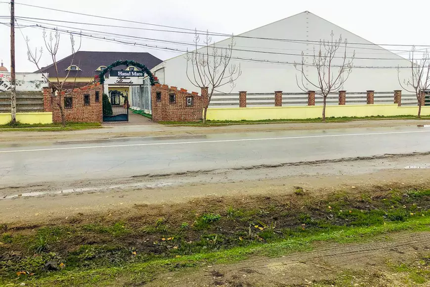 Hanul Mare din Băleni - imagine din strada a hanului si cortului de nunti