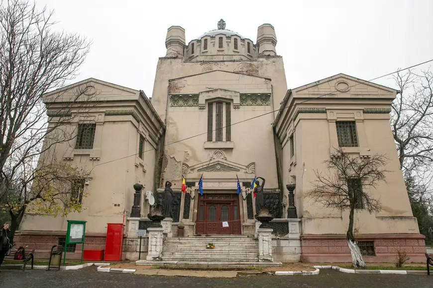 „Mormântul” din gura de canal. Rudele eroilor retrăiesc durerea la locul în care a fost aruncată cenușa trupurilor furate de la morga din Timișoara. „Măcar să se mai liniștească morții până vor fi găsiți vinovații”