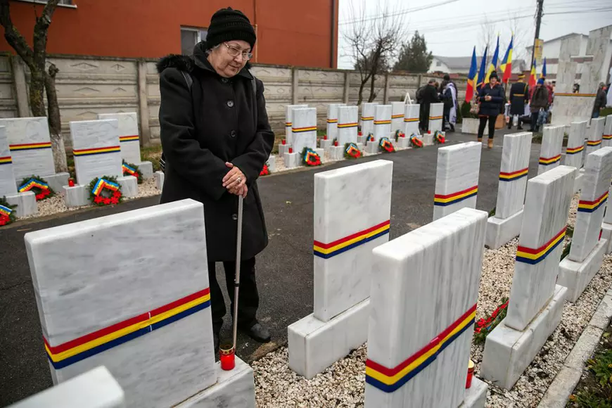 „Mormântul” din gura de canal. Rudele eroilor retrăiesc durerea la locul în care a fost aruncată cenușa trupurilor furate de la morga din Timișoara. „Măcar să se mai liniștească morții până vor fi găsiți vinovații”