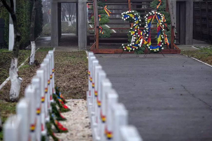 „Mormântul” din gura de canal. Rudele eroilor retrăiesc durerea la locul în care a fost aruncată cenușa trupurilor furate de la morga din Timișoara. „Măcar să se mai liniștească morții până vor fi găsiți vinovații”