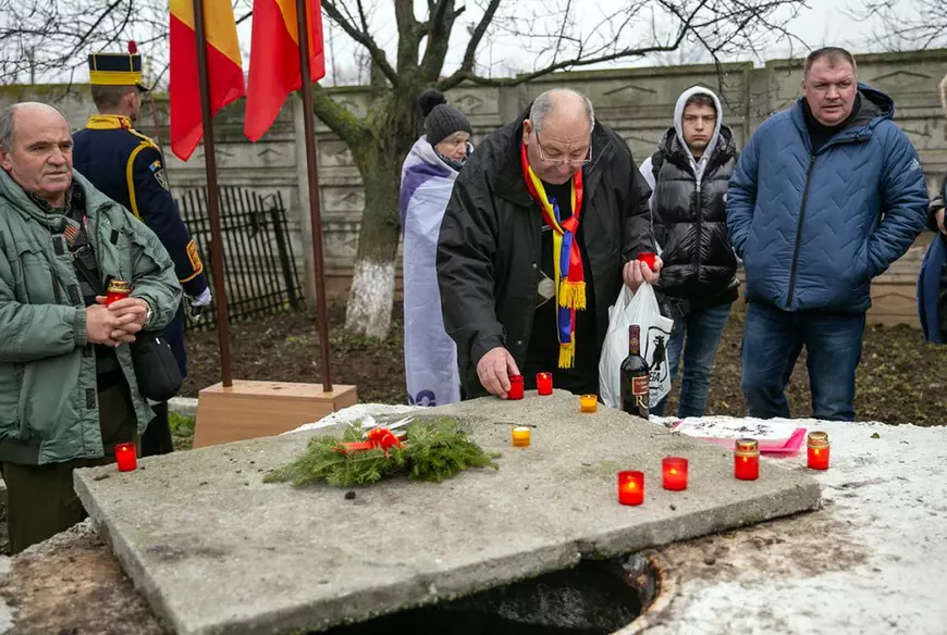 „Mormântul” din gura de canal. Rudele eroilor retrăiesc durerea la locul în care a fost aruncată cenușa trupurilor furate de la morga din Timișoara. „Măcar să se mai liniștească morții până vor fi găsiți vinovații”