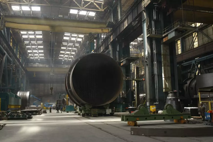 Protest spontan la Doosan IMGB. Muncitorii se tem că societatea va avea aceeași soartă cu Electroputere Craiova, închisă din lipsă de comenzi. Pe platforma IMG activează mai multe societăți. Înainte de Revoluție, IMGB a produs componente pentru centrala nucleară de la Cernavodă. Interioul IMGB, cu un cilindru uriaș