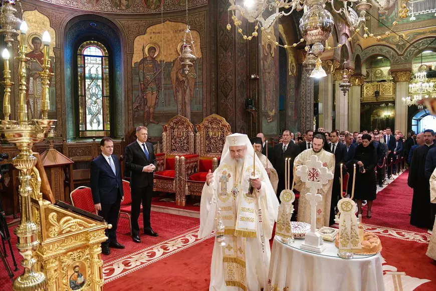 Slujbă la Patriarhie pentru pomenirea eroilor Revoluției. Au participat președintele Iohannis și premierul Orban