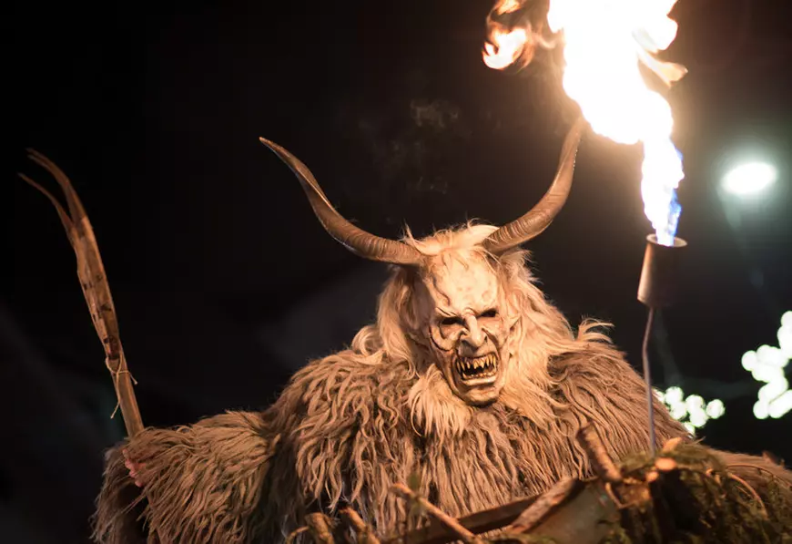 Un bărbat costumat în Krampus, la o paradă din localitatea Reutte din Austria. foto/ EPA-EFE/DANIEL KOPATSCH