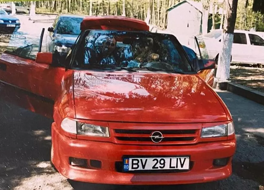 Astăzi conduc limuzine însă nu pot uita primele lor ”autoturisme” Ce mașini au condus vedetele cândva!