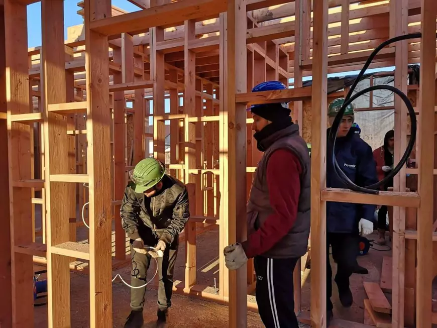 O casă nouă pentru trei fetițe rămase fără mamă. Cum au ridicat mai mulți studenți o locuință