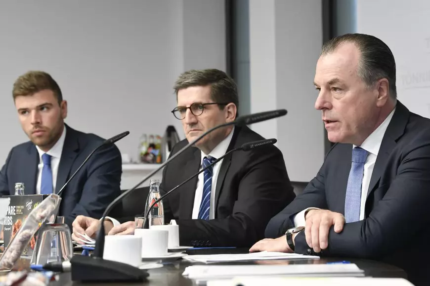 Miliardarul german care deține echipa de fotbal Schalke se judecă cu statul român. Fiscul susține că are o datorie de aproape 36.000 de euro