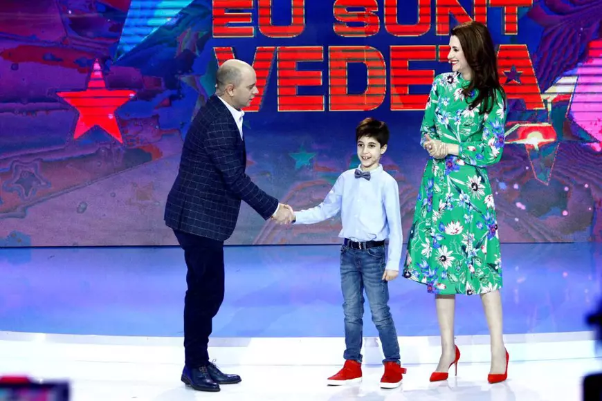 Iuliana Tudor merge cu fiul la colindat! Vedeta îl duce pe Tudor pe străzile unde a copilărit