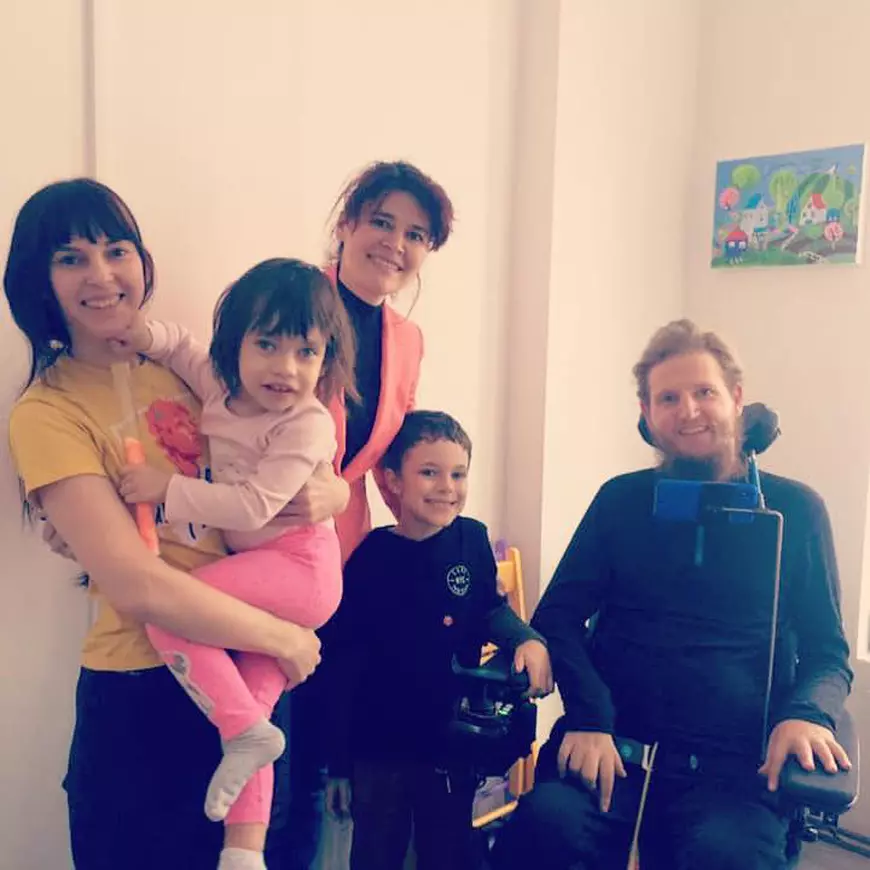 Mihăiță Neșu se vindecă ajutând oamenii și copiii cu probleme medicale asemănătoare lui. "Maică, ia de aici să ajuți oamenii!"