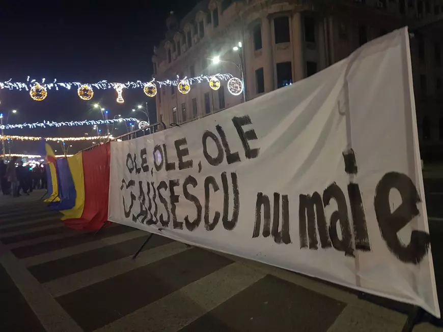 La Universitate s-a scandat din nou „Libertate”! Baricada de la Intercontinental, reconstituită la 30 de ani de la Revoluție