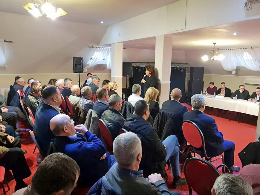 Petreceri PSD-PNL ținute într-o clădire istorică din 1680, transformată în salon de nunți cu cort imens, luminițe și piscină!