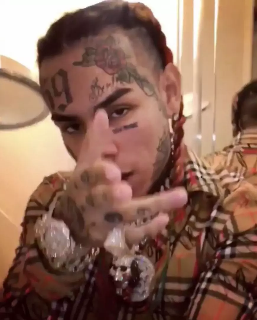 Takeshi 6ix9ine are mai multe tatuaje, ceea ce face dificilă introducerea sa în programul de protecție a martorilor /  sursă foto: DCM / BACKGRID UK/Hepta