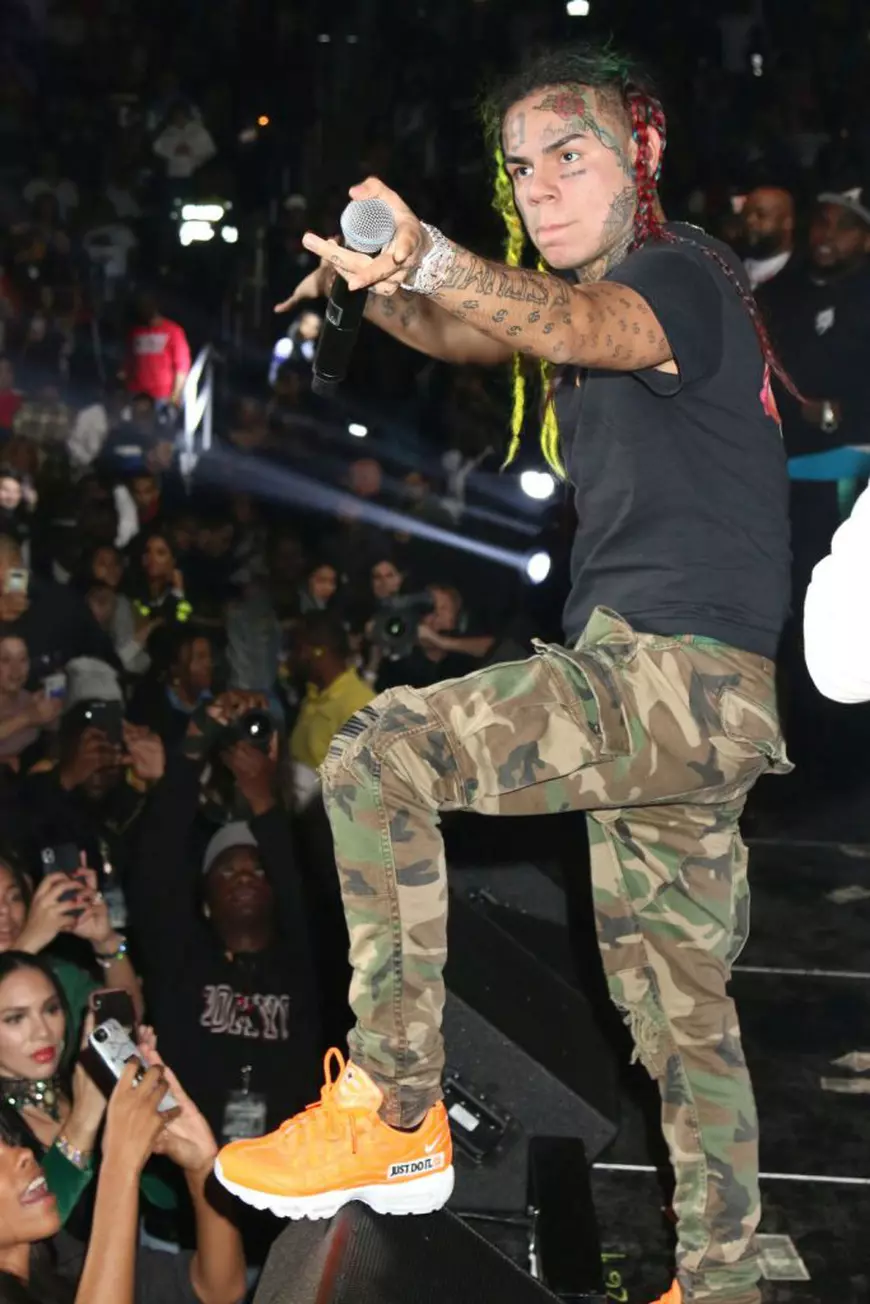 Tekashi 6ix9ine, în timpul unui concert în Newark, New Jersey.  foto: CAP/MPI/WG ©WG/MPI/Capital Pictures/Hepta