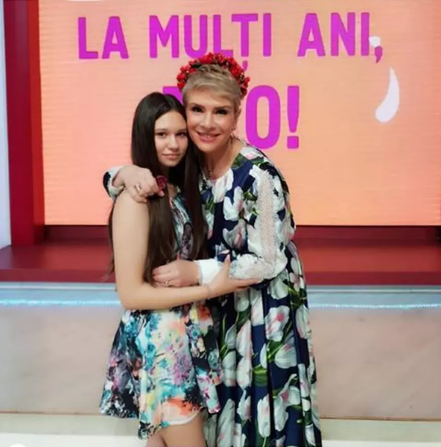 “Nu te pregătesc cărțile de parenting pentru adolescența copilului”.  Cum se înțelege Teo cu fiica ei, Maia, în vârstă de 15 ani